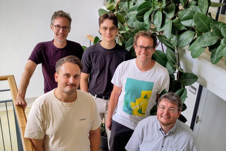 Der neu aufgestellte BNE-Bereich am ZLF der Universit&auml;t Passau: (v.l.) Prof. Dr. Andreas Eberth (Leiter), Alex Funk (abgeordnete Lehrkraft), Niklas Weinzierl (F&Ouml;J), Michael Fuchs (abgeordnete Lehrkraft), Florian Stelzer (stellvertretender Leiter); Foto: Luise Kwak