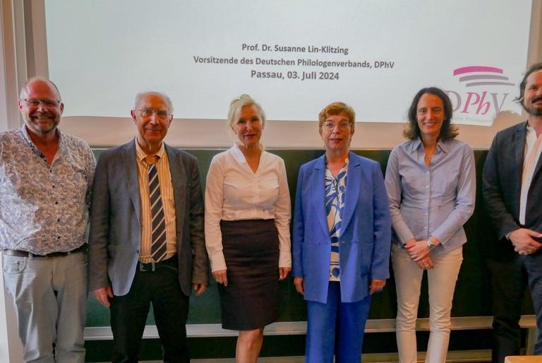 v.l. Prof. Dr. Jan-Oliver Decker (Geistes- und Kulturwissenschaftliche Fakultät), Prof. Dr. Rudolf Emons (stellv. Sprecher DHV Ortsgruppe), Prof. Dr. Christina Hansen (Vizepräsidentin), Prof. Dr. Susanne Lin-Klitzing (DPhV Vorsitzende), Prof. Dr. Daniela Wawra (Sprecherin DHV Ortsgruppe), Prof. Dr. Matthias Brandl (Vorstand Zentrum für Lehrbildung und Fachdidaktik)