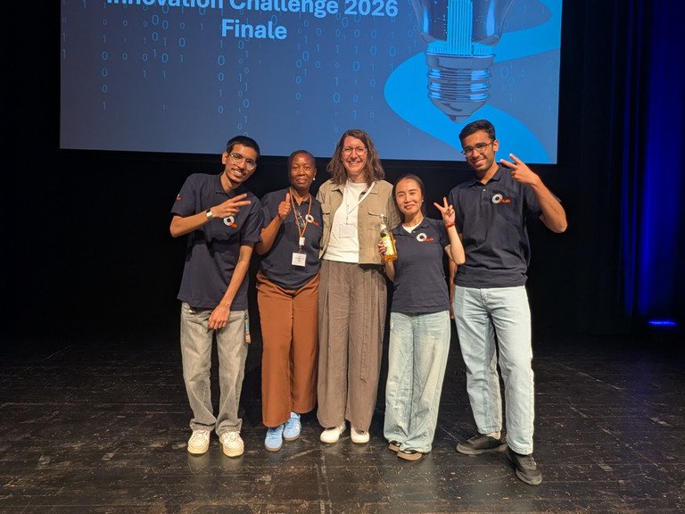 Das vierk&ouml;pfige studentische Team mit Dr. Verena K&ouml;stler (Mitte) bei der Abschlussveranstaltung in Landau a. d. Isar; Foto: Universit&auml;t Passau.