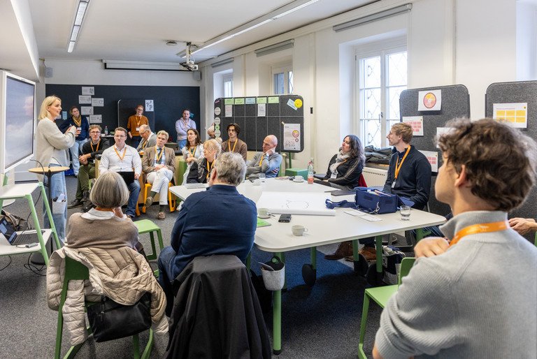 Zu sehen ist die Versammlung des Whole-School-Approach Teams im MakerSpace der Universit&auml;t Passau.
