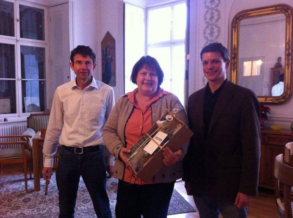 Übergabe des Präsentkorbs an die Lehr:mentorin Katharina Martin (Auersperg-Gymnasium Passau)
