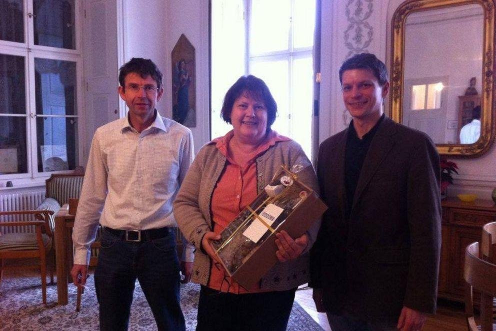 Übergabe des Präsentkorbs an die Lehr:mentorin Katharina Martin (Auersperg-Gymnasium Passau) Übergabe des Präsentkorbs an die Lehr:mentorin Katharina Martin (Auersperg-Gymnasium Passau)