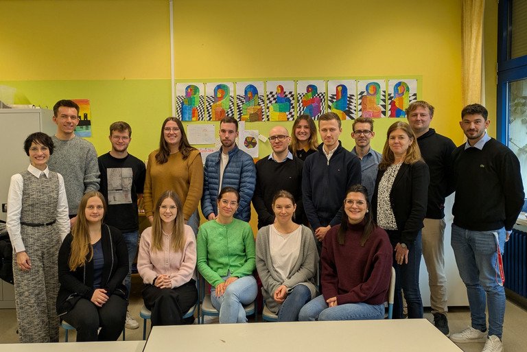 Universitätsdozentin Dr. Doris Cihlars (links im Bild) und Seminarrektorin Dr. Sieglinde Waasmaier (3. v. r.) arbeiten mit „HuckePAck“ sehr erfolgreich an der phasenübergreifenden Ausbildung im Mittelschullehramt, Foto: Universität Passau