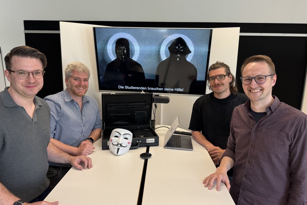 Patrick Urlbauer, Dr. Hannes Birnkammerer, Tobias Bumberger und Jonas Krinninger (v.l.n.r.) planen die nächsten Schritte mit dem digitalisierungsbezogenen Escape Room; Foto: ZLF Universität Passau