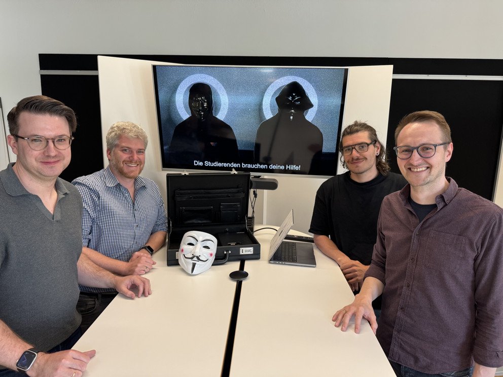 Patrick Urlbauer, Dr. Hannes Birnkammerer, Tobias Bumberger und Jonas Krinninger (v.l.n.r.) planen die nächsten Schritte mit dem digitalisierungsbezogenen Escape Room; Foto: ZLF Universität Passau
