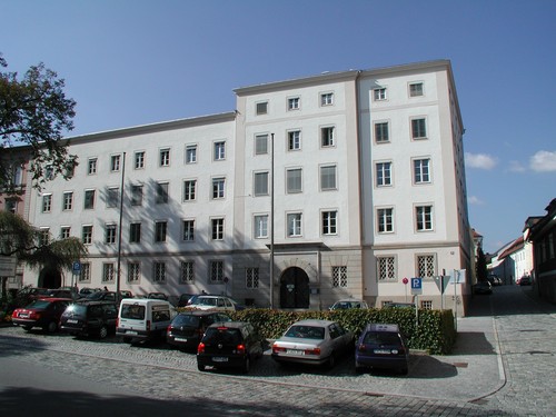 Zu sehen ist das Institutsgebäude (IG). Unter anderem mit der Praktikumswerkstatt in der 2. Etage (IG 204).